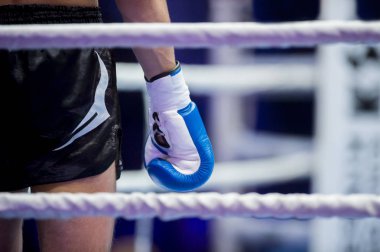 Muaythai boksör el yüzük ipe molası sırasında