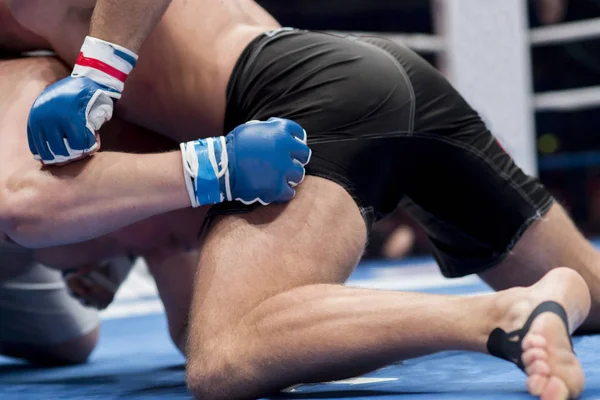 Blandad Martial Fighters Grund Arena Konkurrens Två Mma Fighters Slåss — Stockfoto