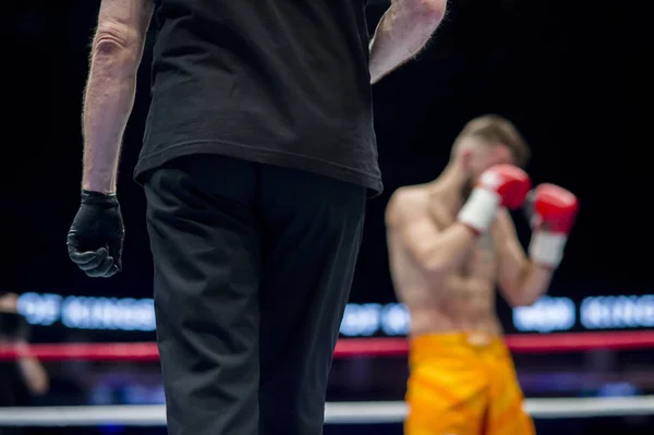 Scheidsrechter Zwarte Kleding Ring Twee Vechters Mma Boksen Vechtsporten Competitie — Stockfoto