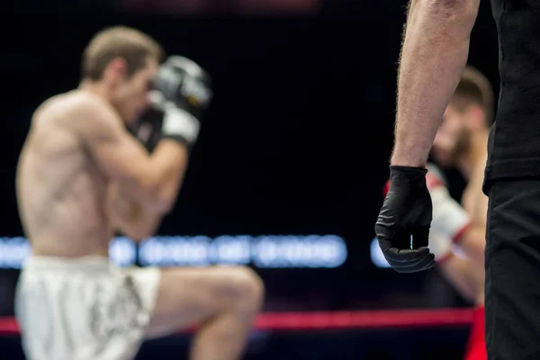 Domaren Svarta Kläder Ring Två Fighters Mma Boxning Kampsport Konkurrens — Stockfoto