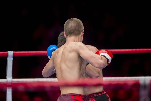 Hombres Kickboxing Dos Hombres Confiados Boxeando Ring — Foto de Stock