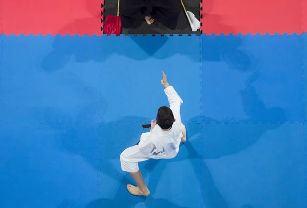 Karate Kid Tegen Blauwe Tatami Achtergrond Bovenaanzicht Sport Competitie — Stockfoto