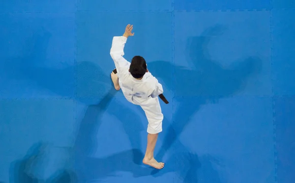 Karatê Fazer Miúdo Contra Tatami Azul Vista Superior Competição Desportiva — Fotografia de Stock