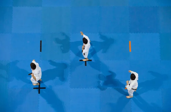 Karate Chlapci Modrém Pozadí Pohled Shora Sportovní Soutěž — Stock fotografie