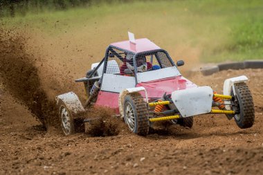 Autocross tozlu bir yolda. Araba yolun toprak yol üzerinde rekabet