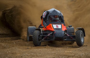 Autocross tozlu bir yolda. Araba yolun toprak yol üzerinde rekabet