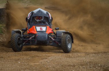 Autocross tozlu bir yolda. Araba yolun toprak yol üzerinde rekabet