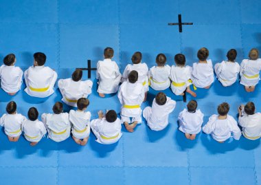  Çocuklara karate kursuna katılıyor ilgi ifade