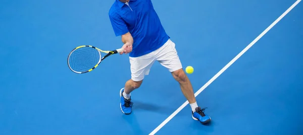Mann Spielt Tennis Auf Blauem Boden — Stockfoto
