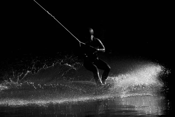 Wakeboarden Athleten Silhouette Mit Wasserspritzern Bei Sonnenuntergang — Stockfoto