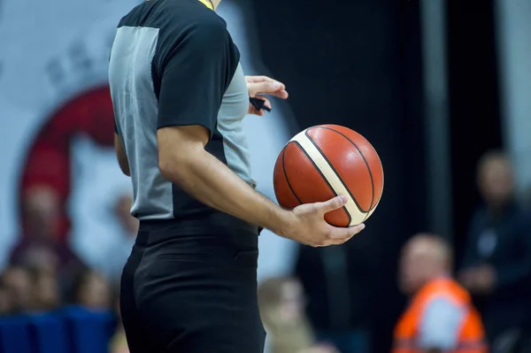 Árbitro Basquete Segurando Basquete Jogo Uma Arena Esportes Lotados — Fotografia de Stock