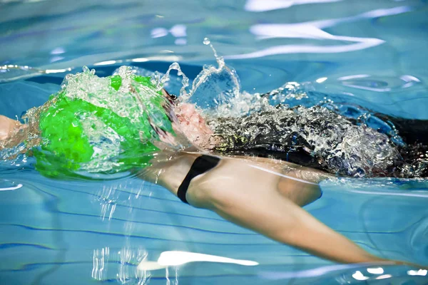 Oung Mann Schwimmer Mit Grüner Mütze Schwimmt Vorwärts Kriechen Oder — Stockfoto