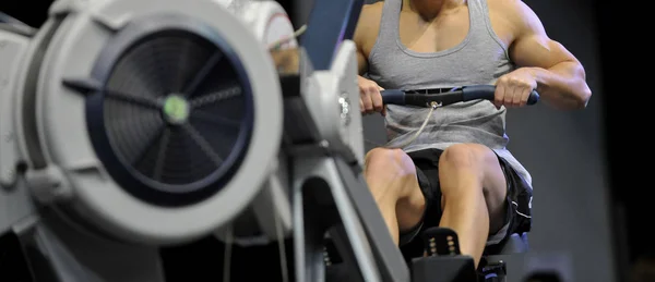 Kraftfull Attraktiv Muskulös Man Crossfit Tränare Göra Träningspass Inomhus Roddare — Stockfoto