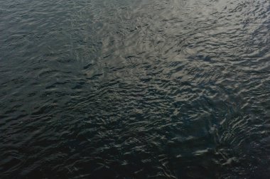 siyah huzurlu deniz arka plan ile su ripples 