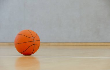 Basketbol top sürme ve turnuva yarışma geçen bir deri top oynayan bir takım boş zaman etkinliği bir spor ve fitness sembolü olarak bir parke mahkeme katta.
