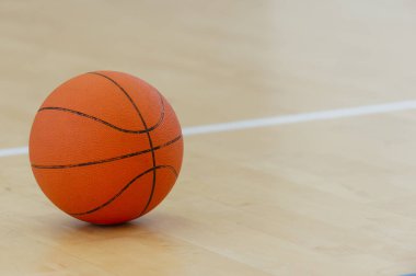 Basketbol top sürme ve turnuva yarışma geçen bir deri top oynayan bir takım boş zaman etkinliği bir spor ve fitness sembolü olarak bir parke mahkeme katta.