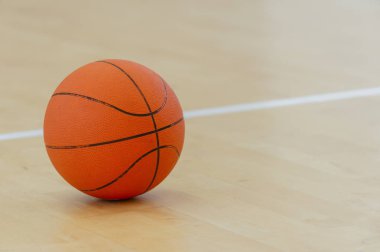 Spor salonunda basketbol topu yere düştü. Takım sporu.