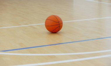 Spor salonunda basketbol topu yere düştü. Takım sporu.