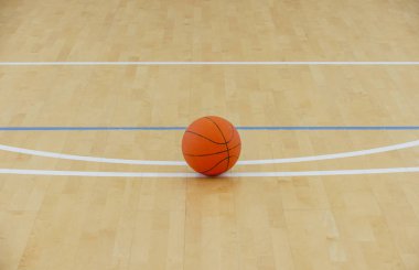 Basketbol top sürme ve turnuva yarışma geçen bir deri top oynayan bir takım boş zaman etkinliği bir spor ve fitness sembolü olarak bir parke mahkeme katta.