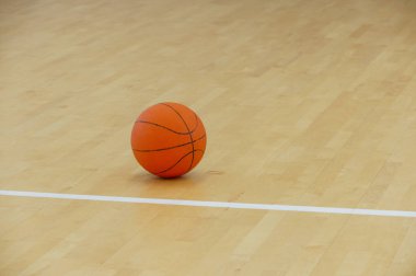 Basketbol top sürme ve turnuva yarışma geçen bir deri top oynayan bir takım boş zaman etkinliği bir spor ve fitness sembolü olarak bir parke mahkeme katta.