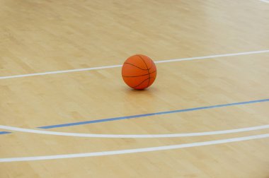 Basketbol top sürme ve turnuva yarışma geçen bir deri top oynayan bir takım boş zaman etkinliği bir spor ve fitness sembolü olarak bir parke mahkeme katta.