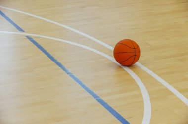 Basketbol top sürme ve turnuva yarışma geçen bir deri top oynayan bir takım boş zaman etkinliği bir spor ve fitness sembolü olarak bir parke mahkeme katta.