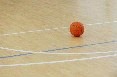 Spor salonunda basketbol topu yere düştü. Takım sporu.