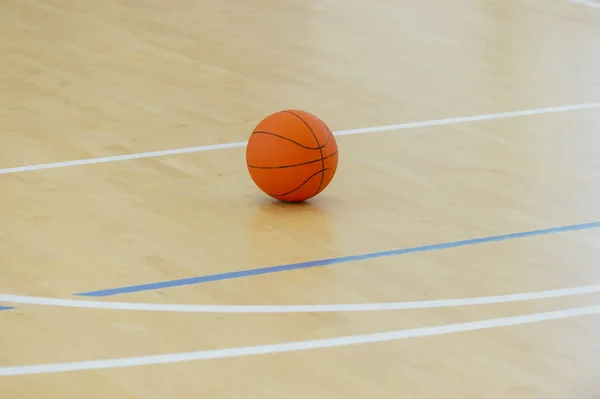Basketball Auf Einem Hartplatzboden Als Sport Und Fitness Symbol Für — Stockfoto