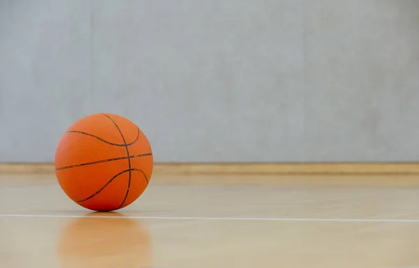 Basketbol Top Sürme Turnuva Yarışma Geçen Bir Deri Top Oynayan — Stok fotoğraf