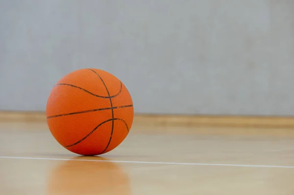 Basketbol Top Sürme Turnuva Yarışma Geçen Bir Deri Top Oynayan — Stok fotoğraf