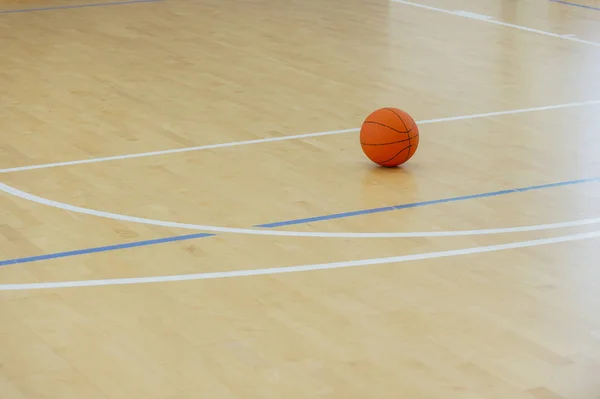 革のボールをドリブルし 競争のトーナメントで渡すことで遊んでチーム余暇活動のスポーツとフィットネスのシンボルとしてフローリング コートでバスケット ボール — ストック写真
