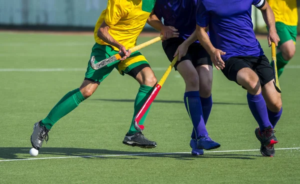 Primer Plano Tres Jugadores Hockey Sobre Césped Desafiando Uno Otro —  Fotos de Stock