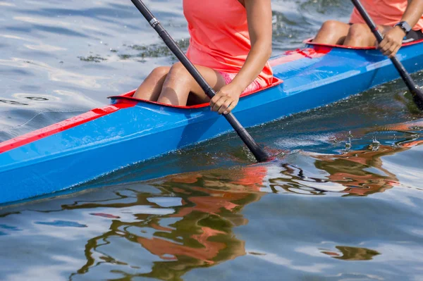 Zwei Junge Sportlerinnen Ruderkajak Auf See Bei Wettkampf — Stockfoto