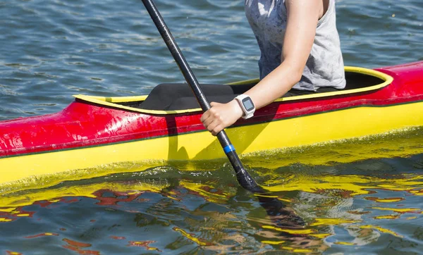 Zbliżenie Kobiece Kayaker Brodzik Przez Rapids Wody — Zdjęcie stockowe