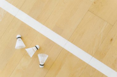 Beyaz badminton shuttlecocks ve hatta badminton kortu katında hall.