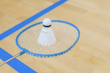Badminton Kortu, bir salonu zemin üzerinde beyaz badminton raketle. Shuttlecocks badminton Kortu, badminton raket üzerinde kapatın. 