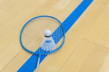 Badminton Kortu, bir salonu zemin üzerinde beyaz badminton raketle. Shuttlecocks badminton Kortu, badminton raket üzerinde kapatın. 