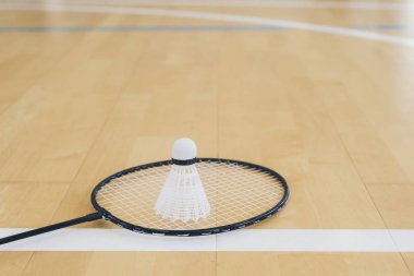 Badminton Kortu, bir salonu zemin üzerinde beyaz badminton raketle. Shuttlecocks badminton Kortu, badminton raket üzerinde kapatın. 