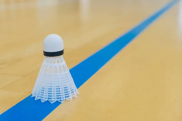 Bílá Badminton Kuželka Patře Sál Modrá Linka Badmintonových Kurtů — Stock fotografie