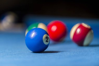 Renkli bilardo topları. Mavi masada bilardo topu. Renkli Amerikan bilardo topu arka planı. Amerikan bilardosu barda. Bilardo toplarını kapat. Bar oyunu. Bilardo masası oyunu.