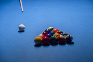 Renkli bilardo topları. Mavi masada bilardo topu. Renkli Amerikan bilardo topu arka planı. Amerikan bilardosu barda. Bilardo toplarını kapat. Bar oyunu. Bilardo masası oyunu.