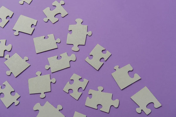 Загадки Фиолетовом Фоне Символ Аутизма Концептуальное Видение Проблемы Детей Аутистов — стоковое фото