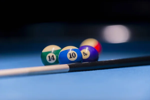 台球在游泳池蓝色桌上 体育背景 — 图库照片