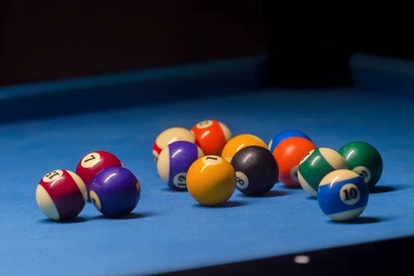 Kleurrijke Biljartballen Biljartbal Aan Blauwe Tafel Kleurrijke Amerikaanse Pool Snooker — Stockfoto