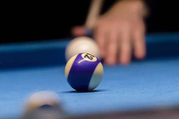 Billard Spielen Billardkugeln Und Queue Auf Blauem Billardtisch — Stockfoto