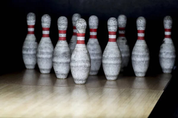 Tio pin bowling alley bakgrund. Närbild av BOWLKÄGLA rad på ett lan — Stockfoto