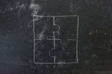 El bulmaca şekil olarak kara tahta arka plan çizimi tebeşir 