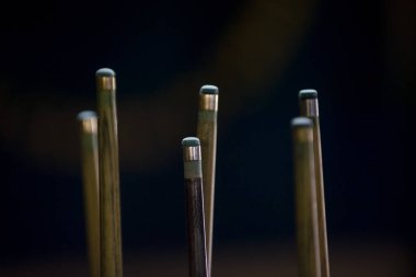 Snooker Cues closeup duvara A satırı 