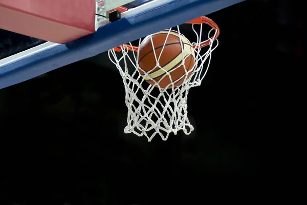Oranje Basketbal Bal Vliegt Door Mand — Stockfoto