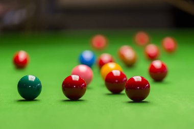 Snooker ball snooker kulübünde yeşil snooker masada